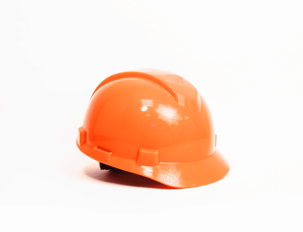 Casco con visera corta