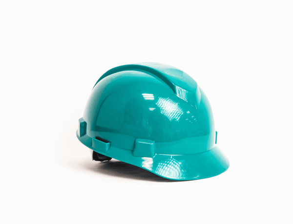 Casco con visera corta